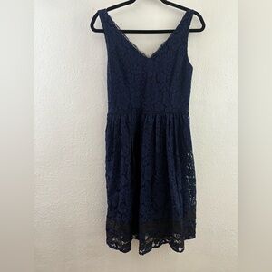 Luxe by Carmen Marc Valvo navy blue lace dress with a v-neckline black hem row 4